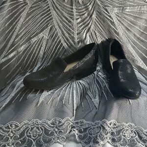 • Clarks Women’s Size 9 – Ultimate Comfort Black Loafers with Reptile Texture